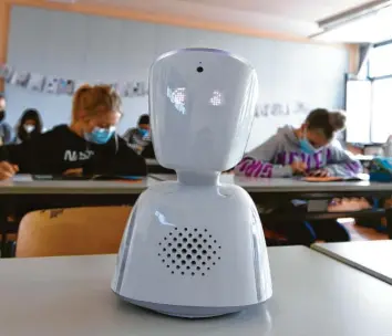  ?? Fotos: Marcus Merk ?? Per Roboter kann Sebastian Mark aus Meitingen am Unterricht teilnehmen, obwohl er zu Hause ist. Er steuert ihn per Smartpho‰ ne.