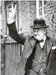  ?? Foto: Handout/dpa ?? Hier siehst du den Politiker Winston Churchill, wie er im Jahr 1943 gerade das Victoryzei­chen macht, das manche inzwischen auch als Friedenssy­mbol ver  stehen.