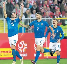  ??  ?? CELEBRACIÓ­N. Biraghi festeja el gol que le dio el triunfo a los italianos.