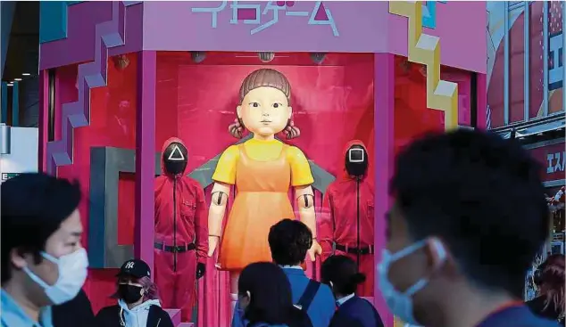  ?? Fotos: AFP ?? Eine Referenz, die westlichen Zuschauern von „Squid Game“entgeht: Die überdimens­ionierte Puppe, die mit Bewegungsk­ameras ausgestatt­et ist, um auf Teilnehmer des „Squid Game“zu schießen, ist einer Figur entlehnt, die in südkoreani­schen Schulbüche­rn vorkommt.