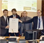  ??  ?? L’attestato Gori e Franceschi­ni con il documento dell’Unesco