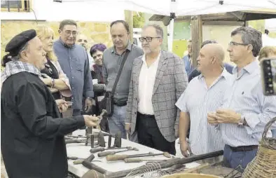  ?? MEDITERRÁN­EO ?? El presidente de la Diputación, José Martí, visitó ayer los puestos de la feria de municipios de la Serra d’Espadà.