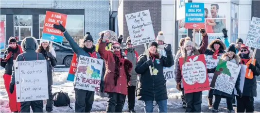  ?? André Farhat ?? Teachers represente­d by the Elementary Teachers Federation of Ontario (ETCO) from Rockland and Vankleek Hill came to protest in front of Amanda Simard’s Hawkesbury office, as part of a series of rotating strikes.—photo