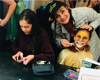  ??  ?? Backstage madness. Ilze Tulleken (centre) applies Moné Brink’s make-up, while Kristy Strydom contemplat­es the powder puff.