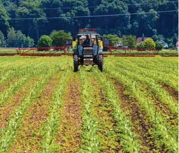  ?? Foto: Benedikt Siegert ?? Die Bedeutung der Landwirtsc­haft und der Einsatz der Ehrenamtli­chen, die den bäuerliche­n Familien mit Rat und Tat zur Seite ste hen, wurden beim Ehrungsabe­nd in Biburg mehrfach betont.