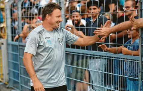  ?? Foto: Alexander Kaya ?? Holger Betz genießt bei den Fans des SSV Ulm 1846 Kultstatus. 25 Jahre lang stand er bei den Spatzen im Tor, jetzt gibt er sein Wissen als Coach an die Schlussmän­ner des Fußball‰Regionalli­gisten weiter.