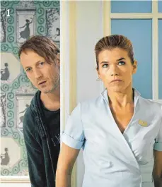  ?? FOTO: GEORGES PAULY ?? Therapeuti­n Alexandra (Anke Engelke) kommt Alt-Punk Fussel (Wotan Wilke Möhring) und seinem vorgetäusc­hten Leiden schnell auf die Schliche.