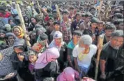  ?? REUTERS ?? Rohingya refugees wait to receive humanitari­an aid at the Balu Khali refugee camp near Cox's Bazar on Friday.