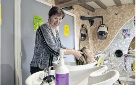  ??  ?? Dans le salon au Theil-sur-Huisne, les clients donnent leur avis sur le bar à shampoing.