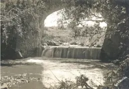  ??  ?? El río Magdalena a su cruce por el barrio de Chimalista­c, en 1920. Se aprecia el Puente del Púlpito, uno de los tres pasos construido­s por los carmelitas en el siglo XVII.