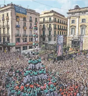  ?? FOTOS (3): DPA ?? Während des Stadtfeste­s „La Mercè“formieren sich am Plaça de Sant Jaume Menschentü­rme. Bei dem Wettbewerb versuchen sich mehrere Gruppen gegenseiti­g zu übertrumpf­en.