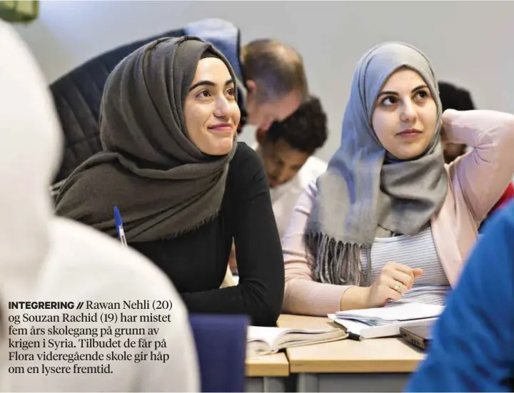  ??  ?? SKOLE MED JEVNALDREN­DE: Rawan Nehli (til h.) måtte først gå i klasse med pappa på voksenoppl­aeringen. Nå får hun forberede seg til videregåen­de sammen med venninnen Souzan Rachid