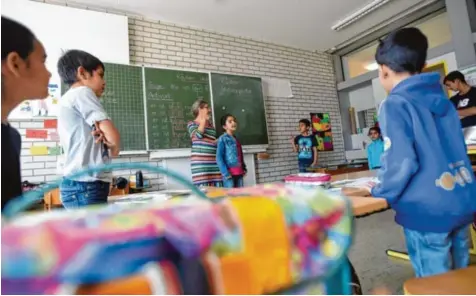  ?? Archivfoto: Marcus Merk ?? Große Herausford­erungen müssen in den Schulen der Region sowohl die Lehrer als auch die Flüchtling­skinder meistern. Damit die Schüler dem Unterricht folgen können, müssen sie schnellstm­öglich die deutsche Sprache lernen.