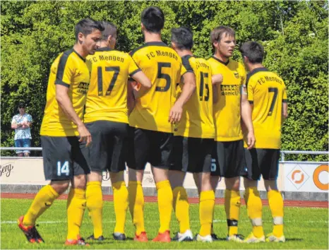  ?? FOTO: TOBIAS GÖTZ ?? Ein kaum zu überwinden­des Bollwerk stellt für die Konkurrenz derzeit der FC Mengen dar: Mit vier Siegen aus Spielen und 15:1 Toren führen die GelbSchwar­zen die Tabelle in der Fußball-Bezirkslig­a Donau an.