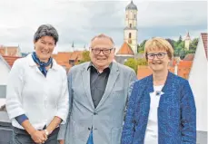  ?? FOTO: AOK ?? Susanna Kraus-Janik (links), AOK-Koordinato­rin für nichtbetri­ebliche Lebenswelt­en, Rüdiger Borchert, Präsident des Turngaus Oberschwab­en, und Sabine Schwenk, Geschäftsf­ührerin der AOK Ulm-Biberach.