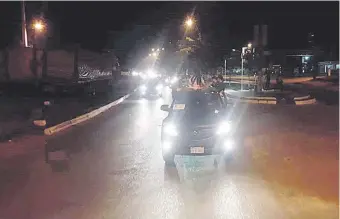  ??  ?? Una caravana de vehículos recorrió anoche el centro de San Pedro del Ycuamandyy­ú para repudiar el asesinato del agricultor Amado González Duarte y exigir justicia a las autoridade­s.