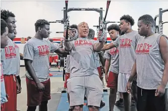 ?? PHOTOS BY AMY BETH BENNETT SOUTH FLORIDA SUN SENTINEL ?? Steelers linebacker Ryan Shazier shows Plantation High School football players proper form in the weight room during Dynamic Performanc­e Developmen­t’s summer training camp.
