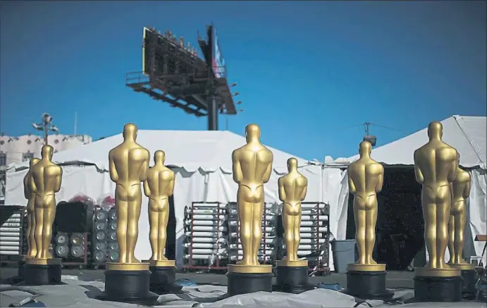  ?? LUCY NICHOLSON / REUTERS ?? Los Oscars esperan a los candidatos en el exterior del Dolby Theatre de Hollywood