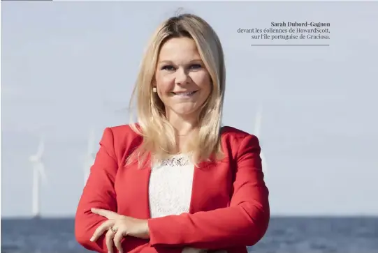  ??  ?? Sarah Dubord-Gagnon devant les éoliennes de HowardScot­t, sur l’île portugaise de Graciosa.