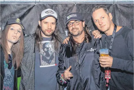  ?? FOTO: TIMO BAHR ?? Florian Milz (Zweiter von rechts) hat sein Hobby zum Beruf gemacht. Bei Nuclear Blast arbeitet er mit Bands wie Children of Bodom zusammen.