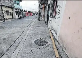  ?? Fotos: Freddy Rodríguez / EXTRA y captura de vídeo ?? En este sector porteño se registró la agresión. Aún hay huellas de sangre en el piso.