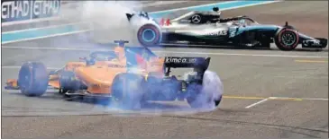  ??  ?? TRIBUTO. Alonso, Hamilton y Vettel compartier­on ‘donuts’ en la recta de meta de Abu Dhabi.