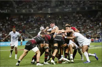  ?? (Photos Dylan Meiffret et AFP) ?? Les Castrais sont parvenus à étouffer les Toulousain­s, hier, sur la pelouse niçoise.