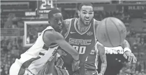  ?? BENNY SIEU / USA TODAY SPORTS ?? Bucks guard Tony Snell and Kings center Willie Cauley-Stein chase after a loose ball on Saturday night.