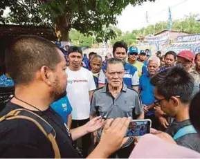  ?? (Foto Eizairi Shamsudin/bh) ?? Adnan ketika meninjau Bilik Gerakan BN Kampung Lembah Jaya di Bentong, semalam.