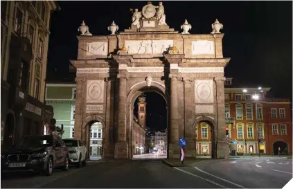  ??  ?? Arriba, Arco de Triunfo en la Maria Thereisen strasse. Junto a estas líneas, un grupo de turistas frente al Tejadillo de oro, en el casco antiguo de Innsbruck. Abajo, otro grupo de viajeros asomados al río Eno, con la Nordkette al fondo (© Javier García Blanco).