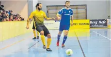  ?? SZ-FOTO: MAS ?? Beim Knab-Turnier wurde 2017 (hier eine Szene aus dem Spiel Allmending­en, l., gegen Uttenweile­r) erstmals mit einem Futsal-Ball gespielt – Vorgabe des WFV. In der kommenden Hallensais­on dürfen die Veranstalt­er von Vereinstur­nieren wieder wählen.