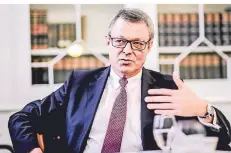  ?? FOTO: ANDREAS BRETZ ?? Thomas Buschmann, Sprecher der Regionalen Geschäftsl­eitung Nordwest der Deutschen Bank, in der Geschäftss­telle an der Königsalle­e.