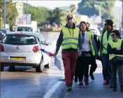  ?? (Photo L. B.) ?? Patrick Genin en tête (à g.), huit gilets jaunes ont relié L’Ayguade au port d’Hyères.