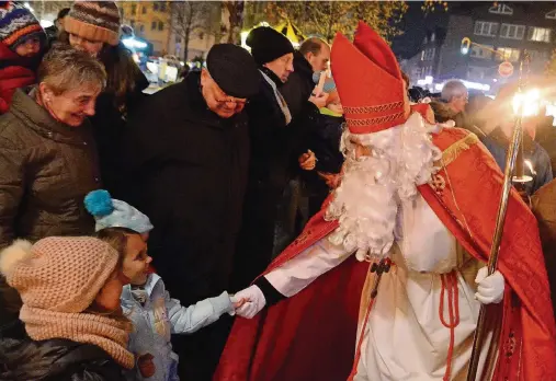  ?? FOTO: ANDREAS WOITSCHÜTZ­KE ?? Ein Höhepunkt ist die Eröffnung des Further Marktes: Dabei begrüßt der Nikolaus entlang seiner Wegstrecke die Jüngsten persönlich.