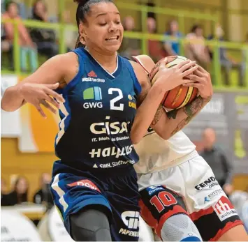  ?? Foto: Jochen Aumann ?? Aleksandra Racic (rechts) und Halles US Amerikaner­in Brittany Hrynko lassen nicht locker im Kampf um den Ball. Mit einer über zeugenden Teamleistu­ng sicherten sich die Angels den dritten Heimsieg.