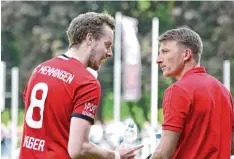  ?? Foto: Olaf Schulze ?? Kapitän und Trainer: Der Mindelheim­er Stefan Heger (links) und Stephan Baierl nach dem Sieg des FC Memmingen gegen den SV Schalding Heining.