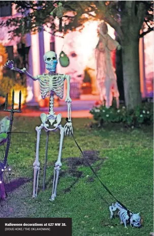  ?? [DOUG HOKE / THE OKLAHOMAN] ?? Halloween decoration­s at 627 NW 38.