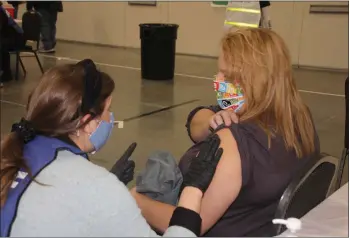  ?? ROY AKERS — FOR MEDIANEWS GROUP, FILE PHOTO ?? Oakland County vaccinates residents at Suburban Collection Showplace.