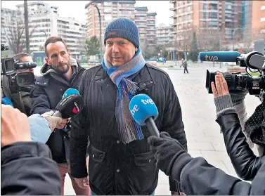  ??  ?? El exdirectiv­o Chuma Peralta habla ante los medios tras declarar ayer en el juicio del 'Caso Osasuna'.