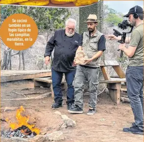  ??  ?? Se cocinó también en un fogón típico de las campiñas manabitas, en la
tierra.