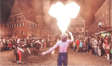  ?? ALLE FOTOS: PETE SCHLIPF ?? Ein echtes Spektakel: die Show der Gaugler und Feuerspuck­er auf dem Bopfinger Marktplatz.