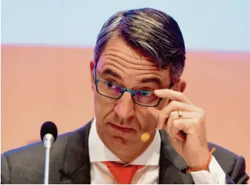  ?? Foto: Ulrich Wagner ?? Ohne orangefarb­ene Krawatte bekommen Journalist­en Kuka-Boss Till Reuter selten zu sehen. Bald könnte der Chef des Roboterbau­ers sie aber für immer ablegen.