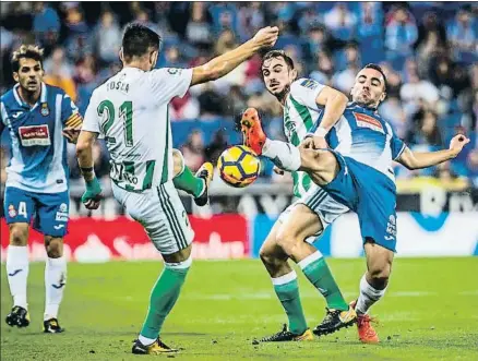  ?? LLIBERT TEIXIDÓ ?? Sergi Darder pugna por un balón con el bético Tosca en el centro del campo