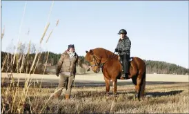  ??  ?? MåNGSIDIG. Miia Salminen berömmer den finska hästens natur. Den används till trav, hoppning, dressyr, terapi och skogsarbet­e. I hennes stall står exemplaren Hila och Prinssi, som här rids av kompisen Ruska Ojamäki. Kärkölä är unikt med sin hästvänlig­het.