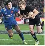  ??  ?? TRY Damian Mckenzie runs in to score in Dunedin