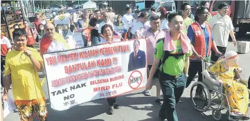  ??  ?? Member of the NGOs, including residents, charities and petty traders associatio­ns take part in the protest at Pasar Selayang. — Bernama photo