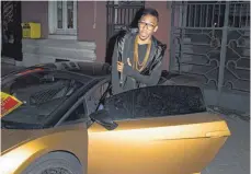  ?? FOTO: IMAGO ?? Als Pierre-Emerick Aubameyang noch in Dortmund spielte, fuhr er auch im goldenen Lamborghin­i vor – passend zur Kette.