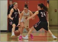  ?? AUSTIN HERTZOG - MEDIANEWS GROUP ?? Owen J. Roberts’ Avery White (4) splits Boyertown’s Ashley Kapp, left, and Avery Sweisfort after stealing the ball during the second half Thursday.