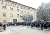  ?? ?? Una ‘marea negra’ de protesta presidió la concentrac­ión realizada ayer en Barbastro.