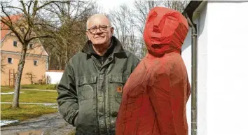  ??  ?? Holzskulpt­uren von Josef Lang – hier „Leo guckt“– sind auf dem Museumsgel­ände in Oberschöne­nfeld zu sehen.